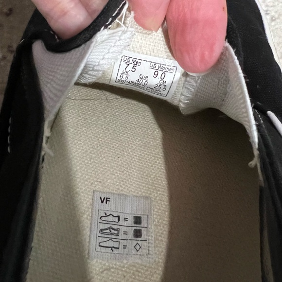 Black Vans men’s 7.5 women’s 9 - Picture 2 of 7